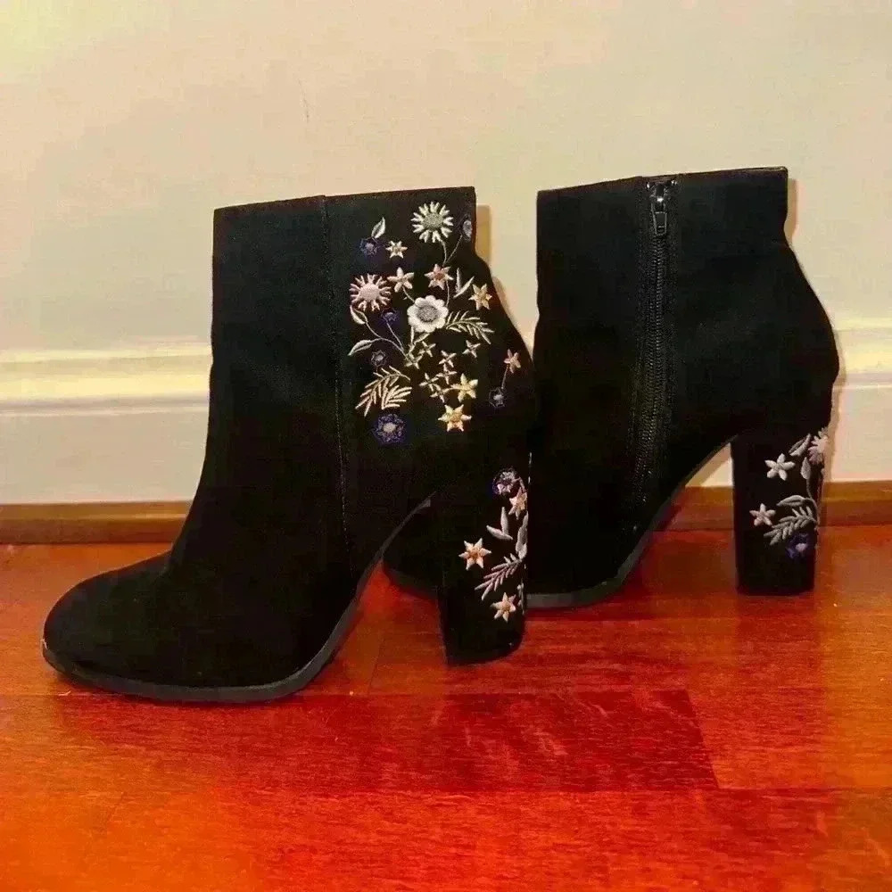 Black suede embroidered ankle booties, EU 40, US 9, French retailer